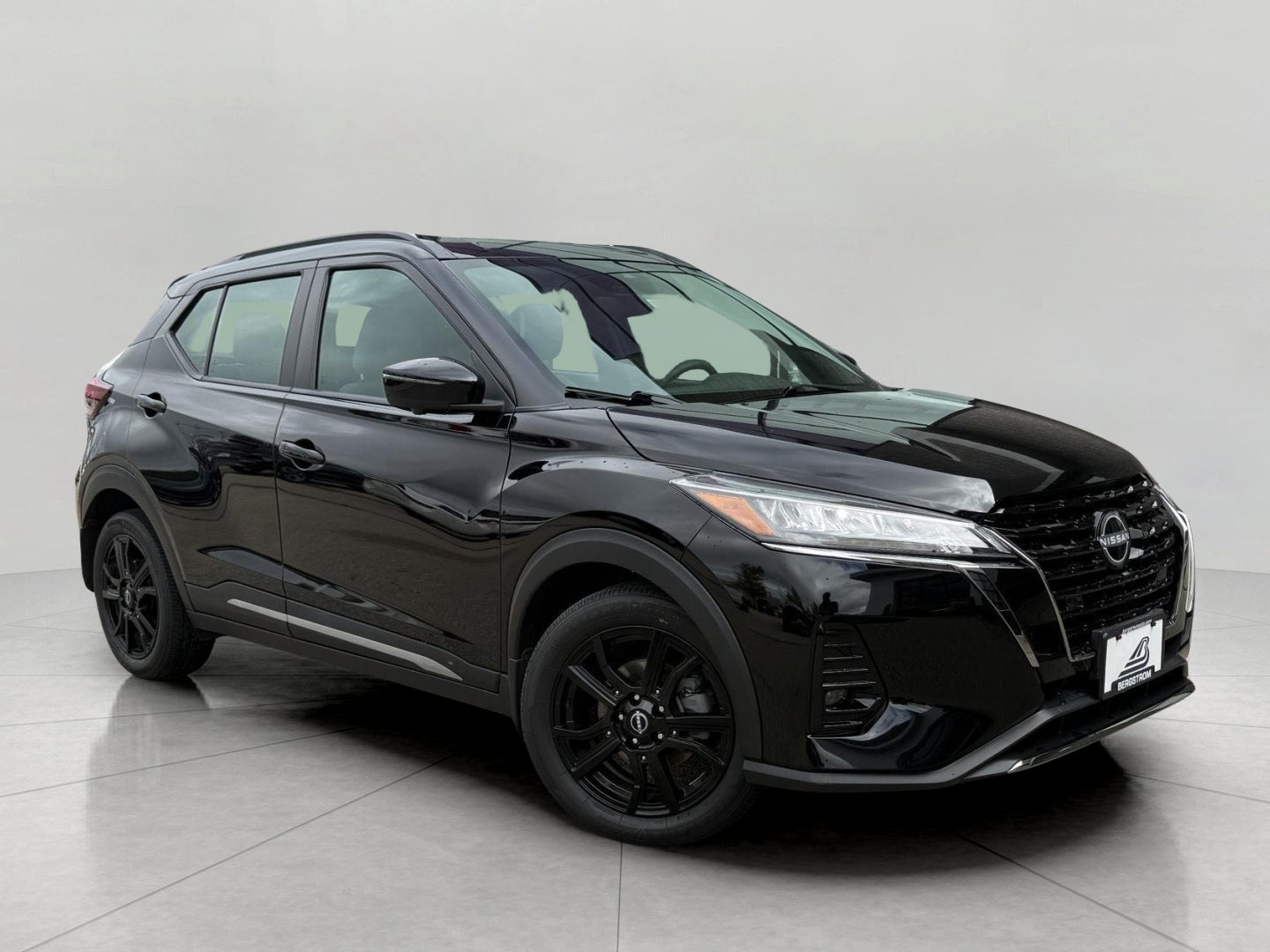 2023 Nissan Kicks SR FWD