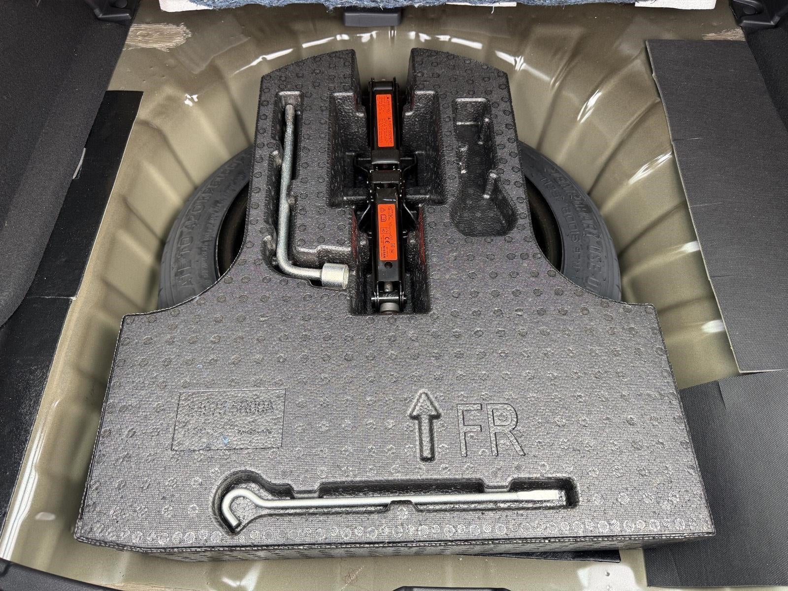 2023 Nissan Kicks SR FWD