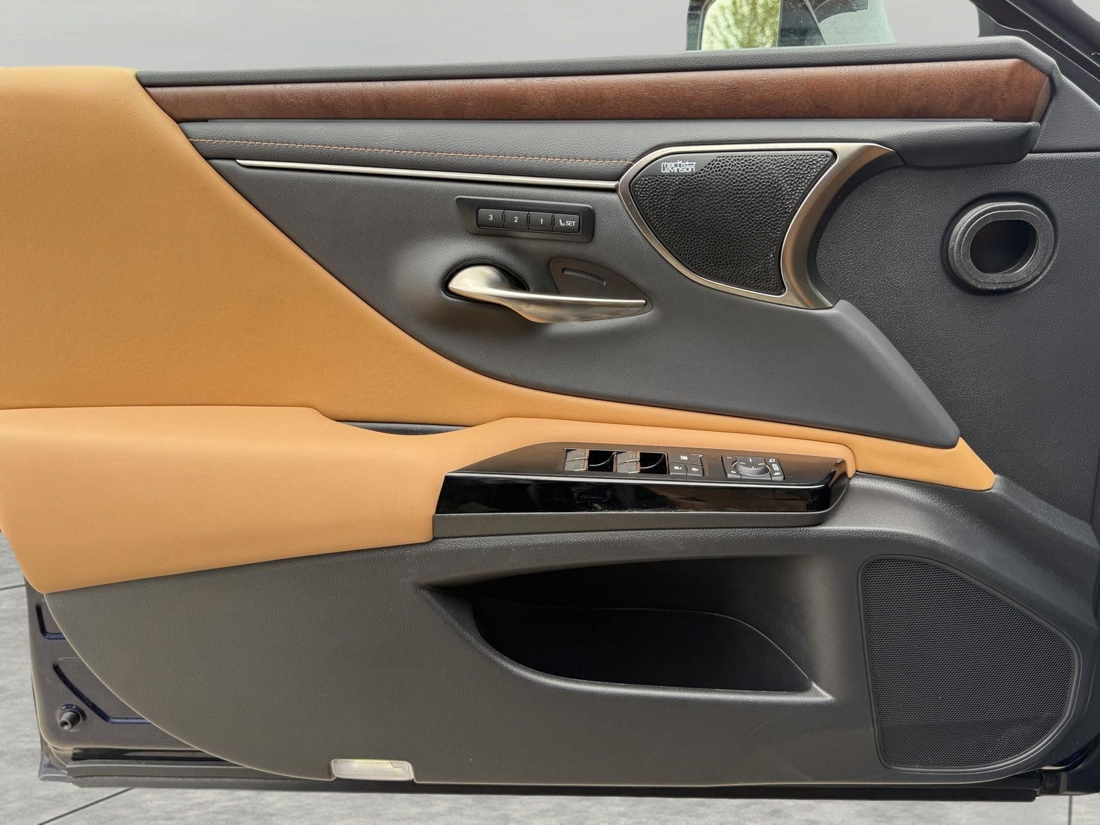 2025 Lexus ES 300h Luxury FWD