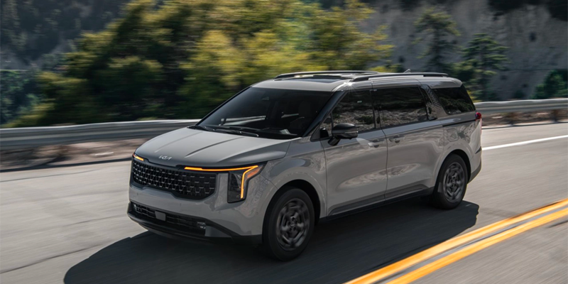 2025 Kia Carnival Hybrid driving