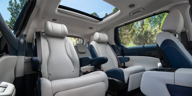 2025 Kia Carnival Hybrid captain's chairs